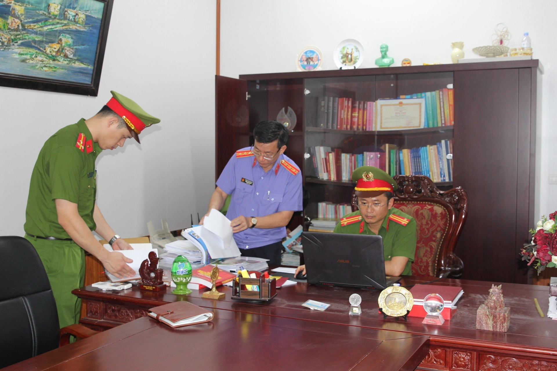 Khám xét nơi làm việc của Chủ tịch UBND thị xã Cửa Lò