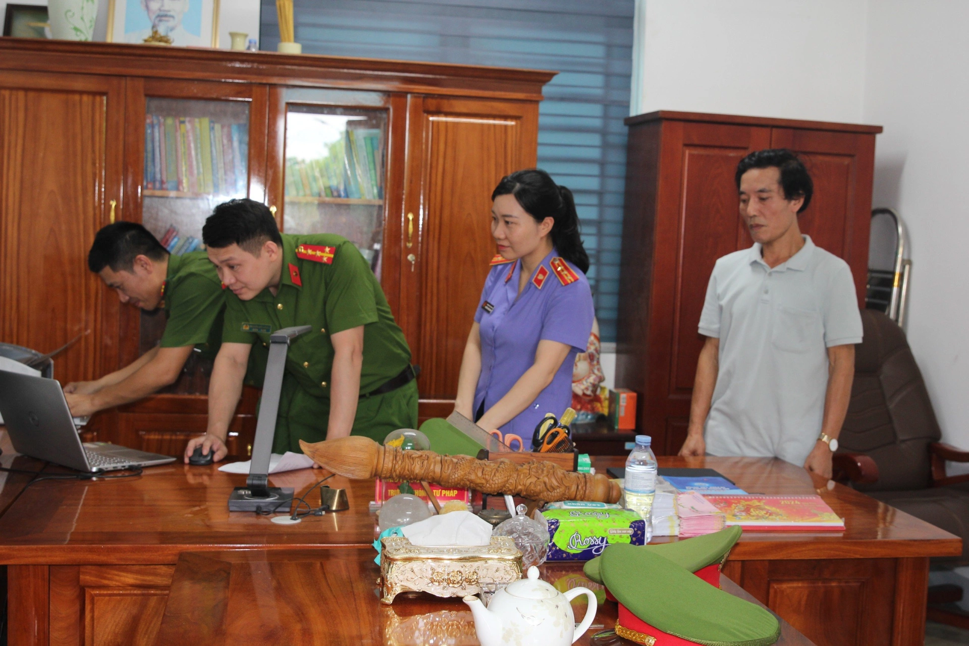 Khám xét nơi làm việc của Trưởng phòng Tư pháp, nguyên Trưởng phòng Tài chính, thị xã Cửa Lò