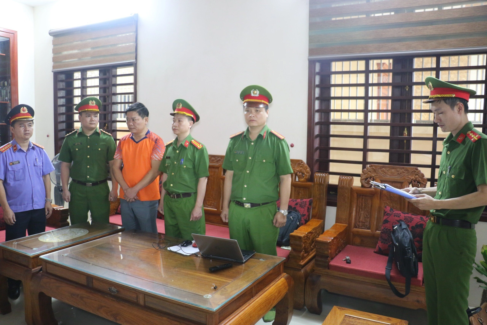 Đọc lệnh khám xét nơi ở của Phó Chánh văn phòng Thị ủy Cửa Lò, nguyên Trưởng phòng Tài nguyên và môi trường, thị xã Cửa Lò 