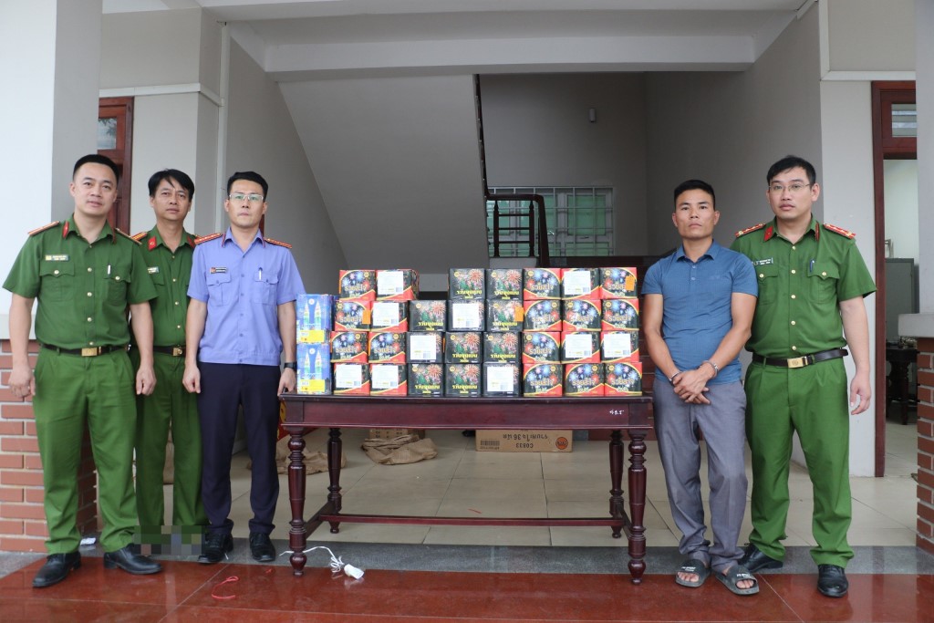 Bắt đối tượng buôn bán 100kg pháo nổ
