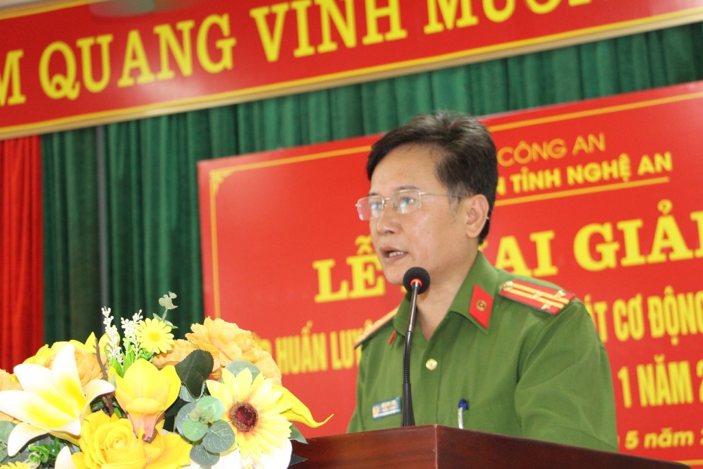 Đồng chí Thượng tá Hồ Nam Long, Trưởng phòng Cảnh sát cơ động thông qua chương trình, nội quy huấn luyện