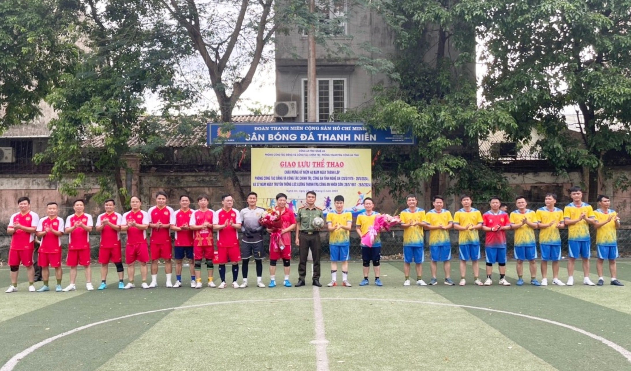 Đồng chí Đại tá Trần Hồng Quang, Phó Giám đốc Công tỉnh tặng hoa đội bóng của 02 đơn vị