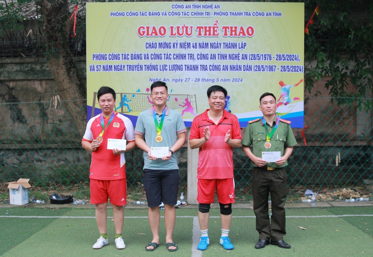 Trao giải cho các vận động viên tham gia giải cầu lông