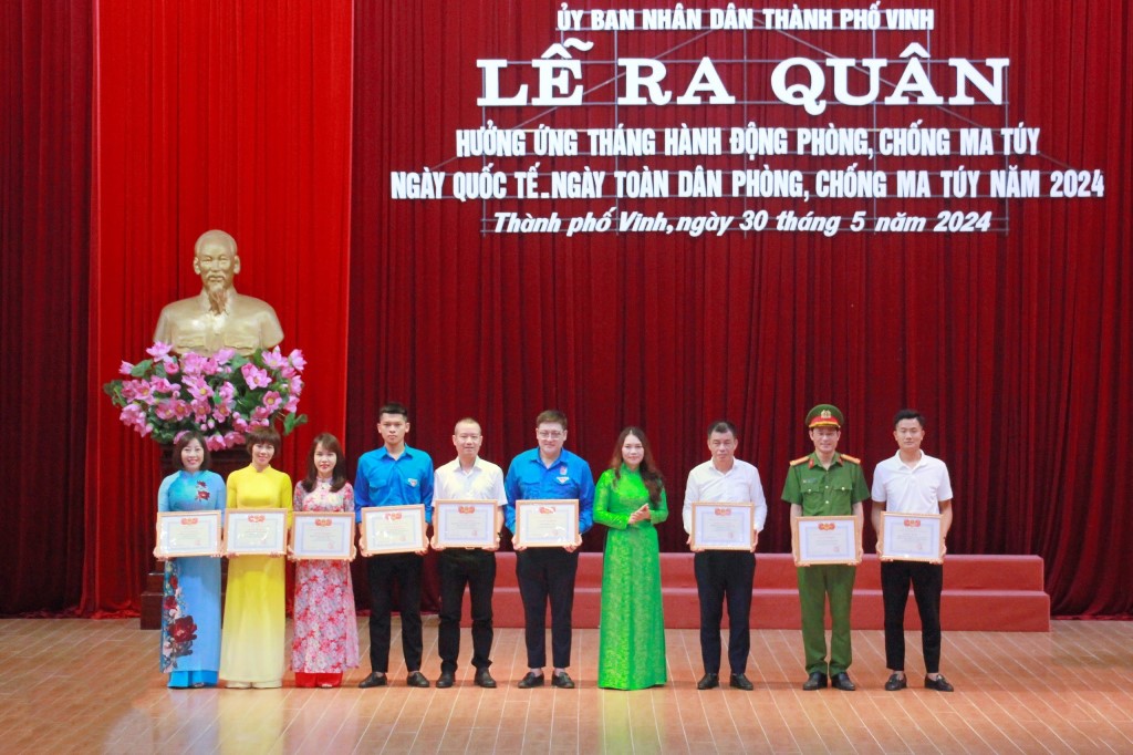 Trao giấy khen của Chủ tịch UBND TP Vinh cho các tập thể tham gia cuộc thi