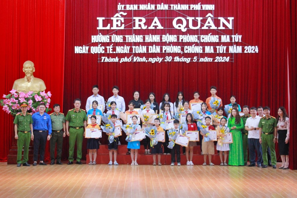 Trao các giải thưởng cho nhóm tác giả đạt giải trong cuộc thi 