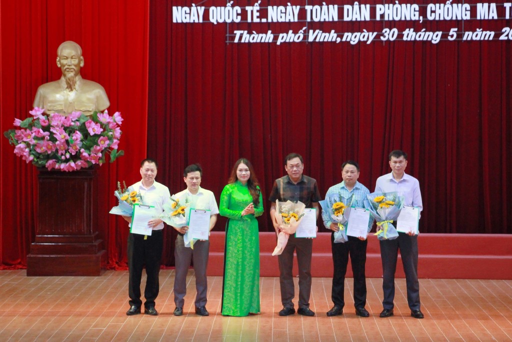 Công bố và trao Quyết định của UBND thành phố công nhận 05 phường sạch về ma túy