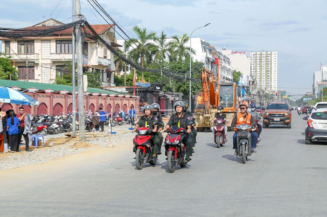 Lực lượng Cảnh sát cơ động tăng cường tuần tra, kiểm soát khép kín địa bàn để ngăn chặn các đối tượng lợi dụng vi phạm pháp luật