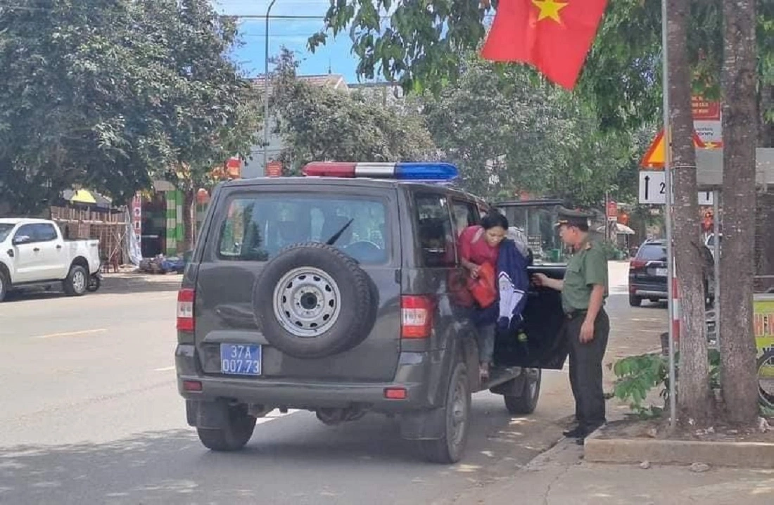Thí sinh người dân tộc Thái là Vi Thị Cường (tại bản Nậm Xái, xã Quang Phong, huyện Quế Phong) được Công an huyện kịp thời hỗ trợ để tham dự kỳ thi lớp 10 năm nay