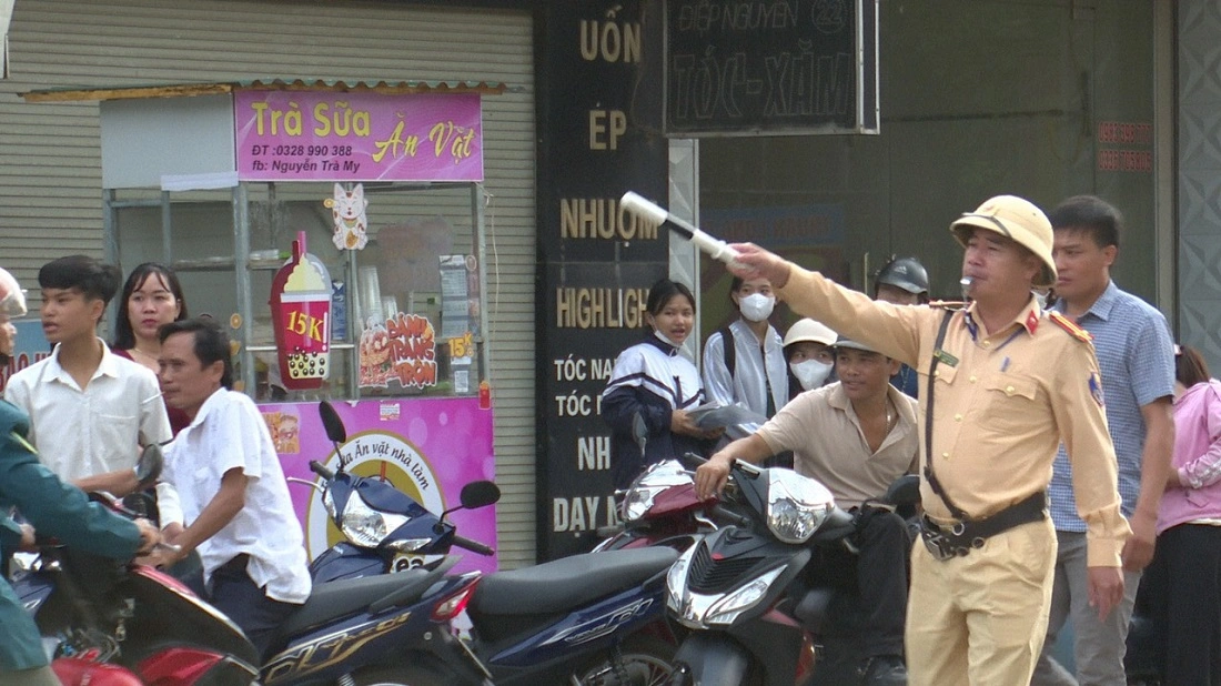Công an huyện Quỳ Hợp điều tiết giao thông trước các điểm thi