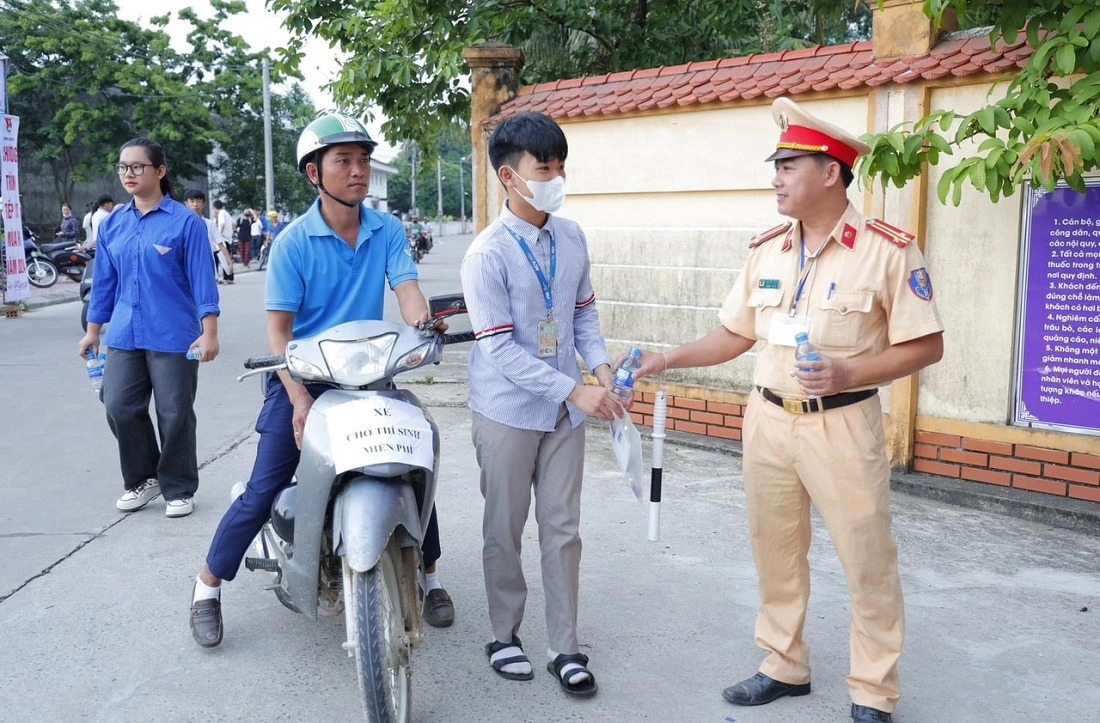 Bên cạnh việc bảo đảm an ninh trật tự, trật tự an toàn giao thông, Công an huyện Hưng Nguyên còn phát nước miễn phí và động viên thí sinh làm bài tốt