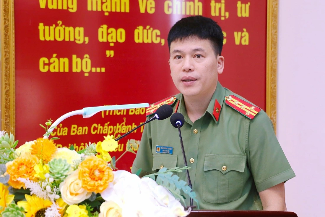 Đồng chí Đại tá Trần Hồng Quang, Phó Giám đốc Công an tỉnh phát biểu tại Hội nghị
