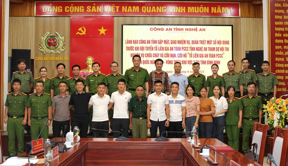 Lãnh đạo Công an tỉnh, các phòng Công an tỉnh, Công an huyện Hưng Nguyên… chụp ảnh lưu niệm cùng Đoàn tham dự Hội thi nghiệp vụ chữa cháy và CNCH “Tổ liên gia an toàn PCCC” toàn quốc năm 2024 vòng thứ 2, khu vực III 
