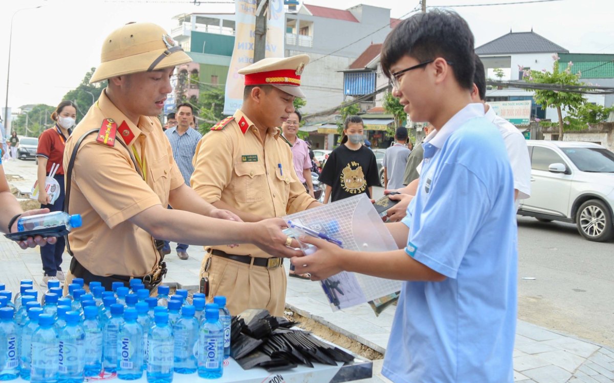 Lan tỏa hình ảnh đẹp của Công an Nghệ An trong Kỳ thi tuyển sinh vào lớp 10