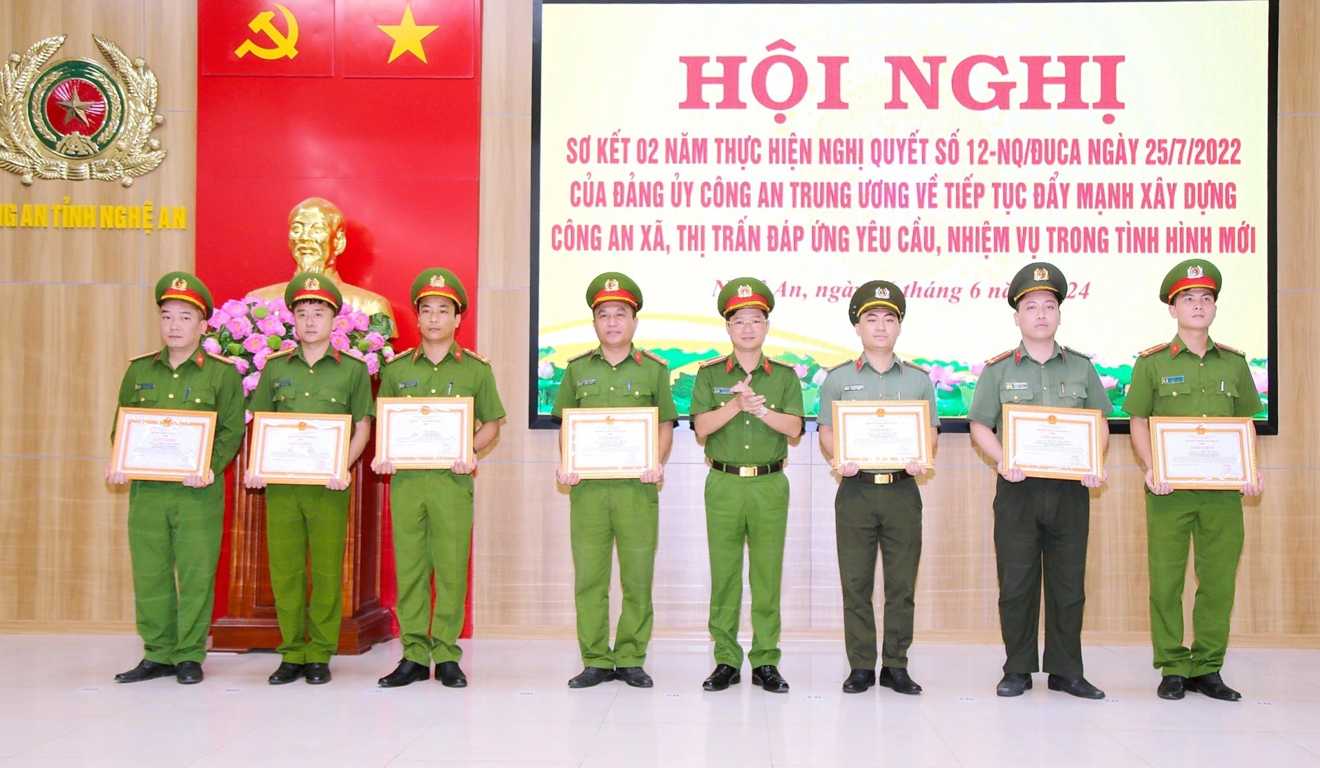 Các đồng chí Phó Giám đốc Công an tỉnh trao Giấy khen của Giám đốc Công an tỉnh tặng 31 tập thể, 20 cá nhân 