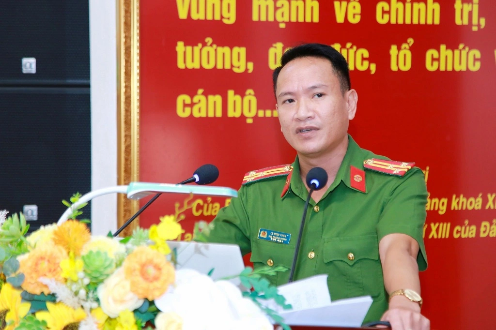 Đại diện Lãnh đạo Phòng Cảnh sát Thi hành án hình sự và hỗ trợ tư pháp Công an tỉnh giải đáp những khó khăn, vướng mắc trong việc áp dụng các quy định của pháp luật và thực tiễn công tác của Công an các đơn vị, địa phương