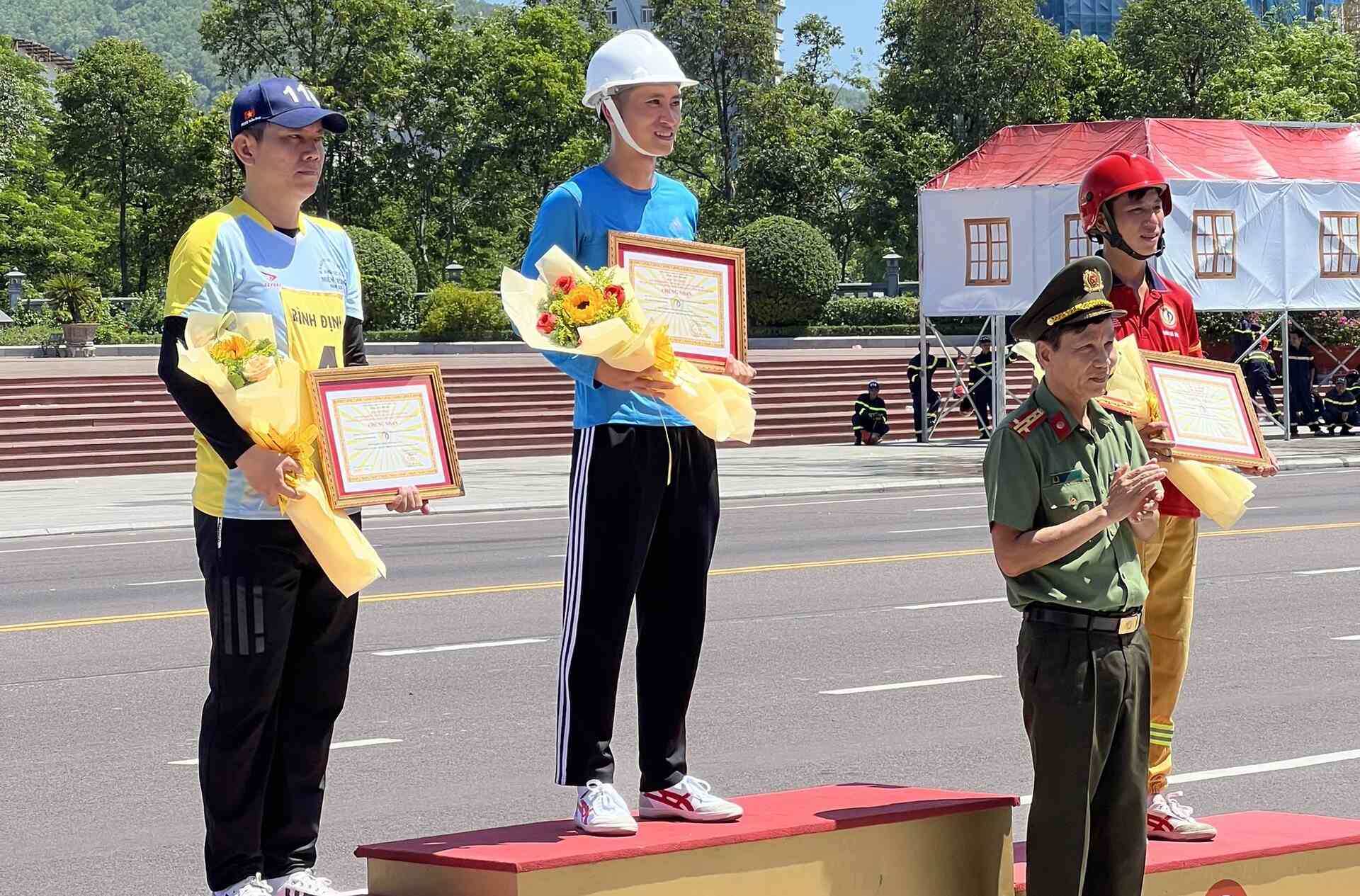 Ban tổ chức trao thưởng các đội đoạt giải