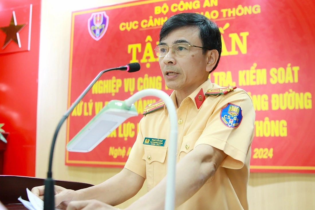 Thượng tá Phạm Tiến Nam, Phó Trưởng phòng Trưởng Phòng Hướng dẫn TTKS giao thông đường bộ, đường sắt công bố Quyết định thành lập Tổ Điều lệnh, Ban cán sự lớp