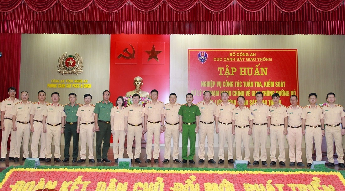 Các đại biểu chụp ảnh lưu niệm