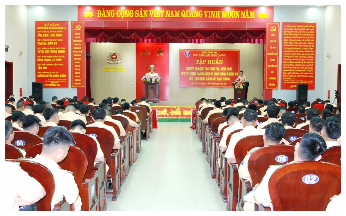 Tập huấn nghiệp vụ công tác tuần tra, kiểm soát, xử lý vi phạm hành chính về giao thông đường bộ