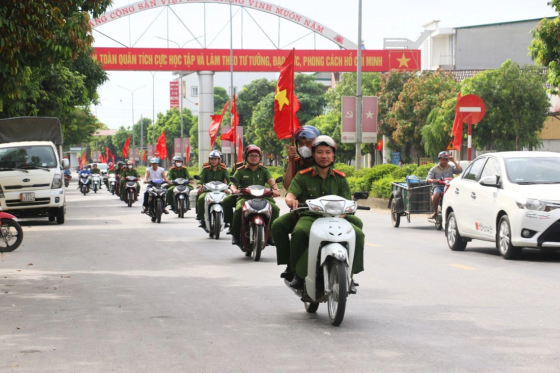 Các lực lượng tham gia mít tinh, diễu hành trên địa bàn