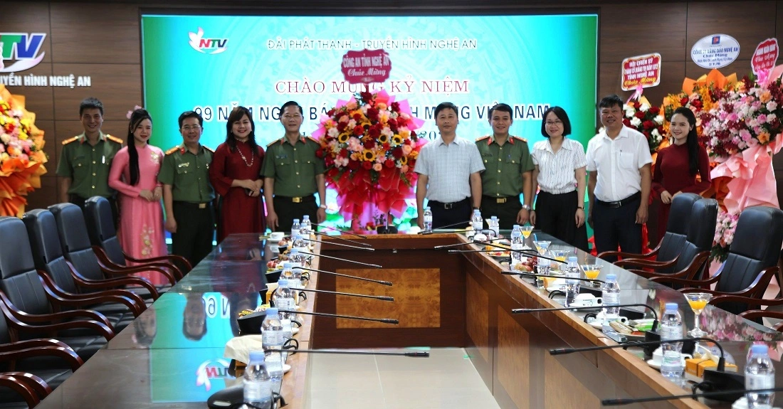 Công an Nghệ An tặng hoa chúc mừng Đài Phát thanh - Truyền hình Nghệ An