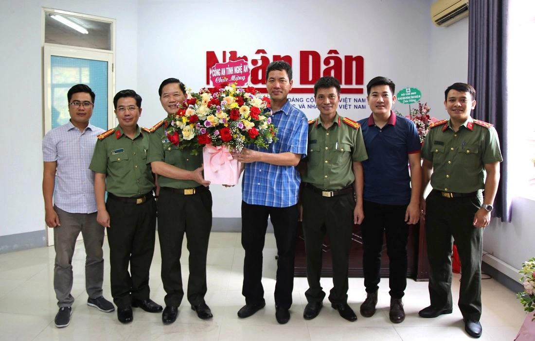 Công an tỉnh Nghệ An chúc mừng Báo Nhân dân thường trú tại Nghệ An