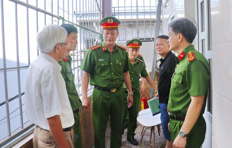 Đoàn công tác kiểm tra PCCC nhà ở cho thuê trọ, cơ sở kinh doanh dịch vụ cho thuê trọ tại phường Bến Thủy, thành phố Vinh