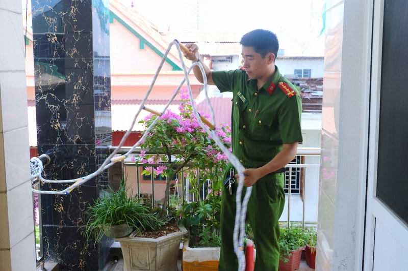 Đoàn công tác kiểm tra thang dây thoát hiểm tại các cơ sở kinh doanh dịch vụ cho thuê trọ và nhà ở cho thuê trọ