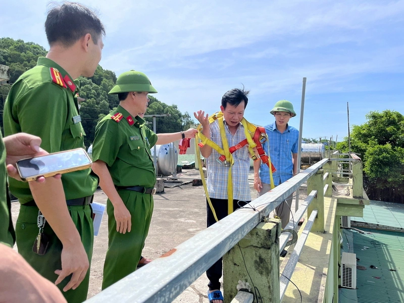 Đoàn công tác kiểm tra, hướng dẫn người dân sử dụng đai, dây an toàn trong tình huống xảy ra sự cố