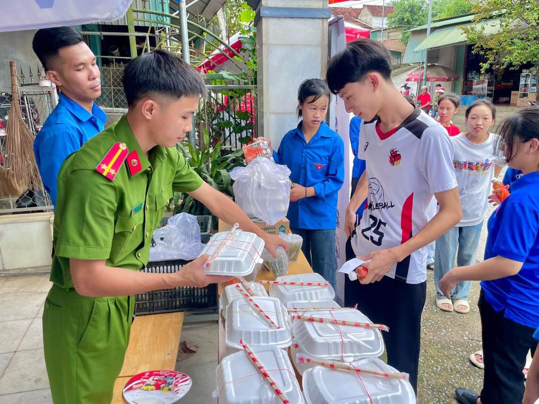 Đoàn thanh niên, Hội phụ nữ Công an huyện Tương Dương chuẩn bị những bữa cơm ấm lòng sĩ tử 