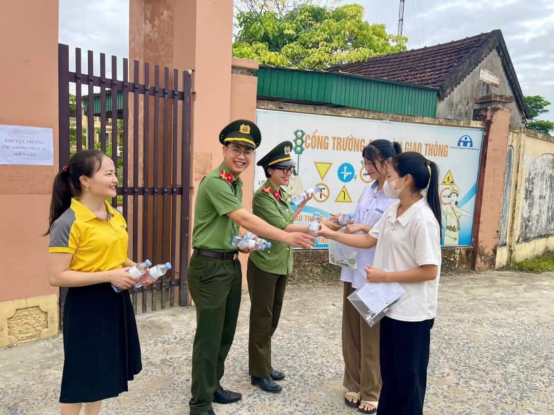 Hàng nghìn chai nước được hỗ trợ đến các thí sinh