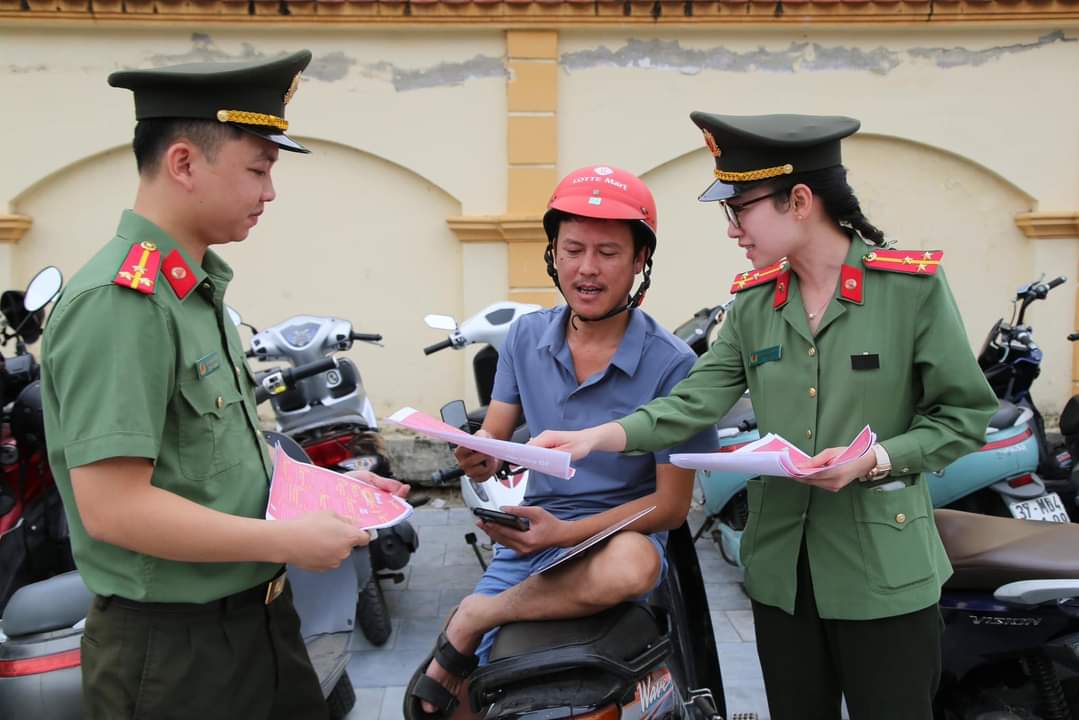 Tuyên truyền về Luật căn cước năm 2023 cho phụ huynh thí sinh tại các điểm thi