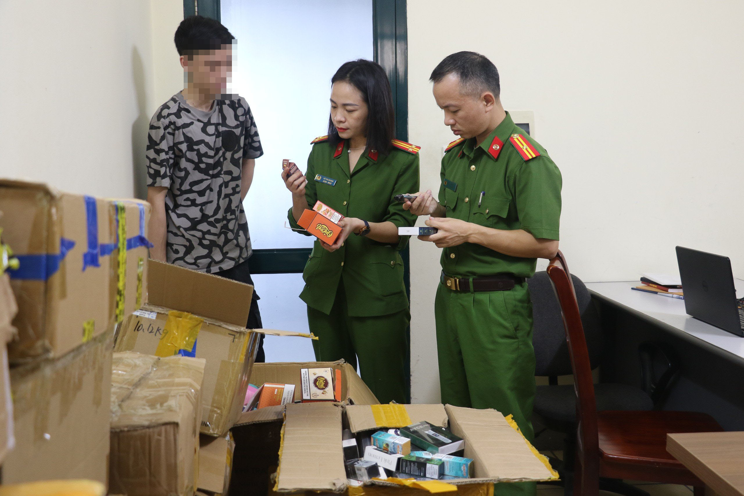 Công an thành phố Vinh đấu tranh, thu giữ hàng ngàn sản phẩm thuốc lá điện tử