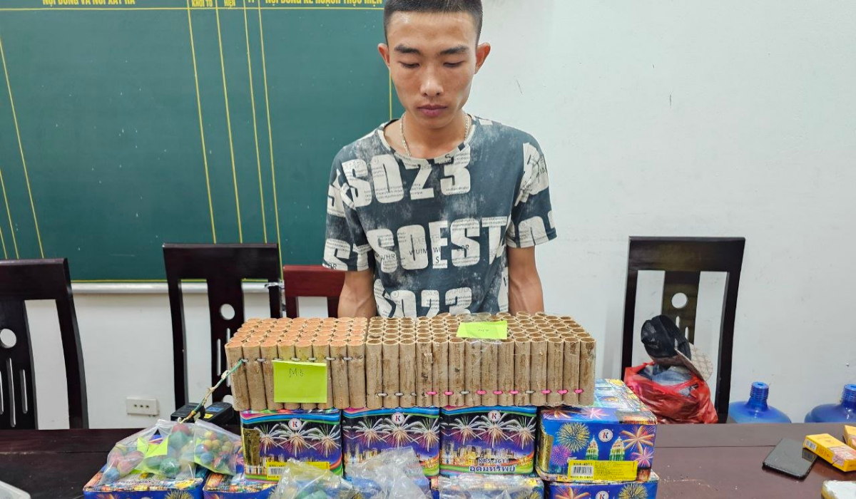 Khởi tố đối tượng tàng trữ hàng cấm