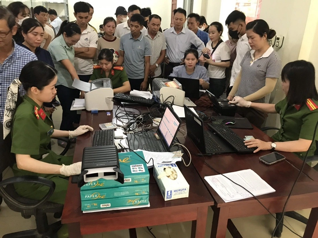 Trong ngày đầu tiên triển khai Luật căn cước, rất đông người dân đến Bộ phận một cửa Công an tỉnh và Công an các địa phương làm thẻ căn cước mới