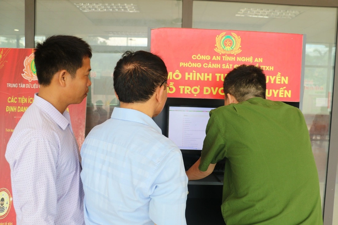 Cán bộ Phòng Cảnh sát Quản lý hành chính về trật tự xã hội, Công an tỉnh hướng dẫn người dân đăng ký làm căn cước qua cổng Dịch vụ công quốc gia và ứng dụng định danh quốc gia (VNeID), sau đó lấy phiếu chờ tới lượt làm thẻ căn cước
