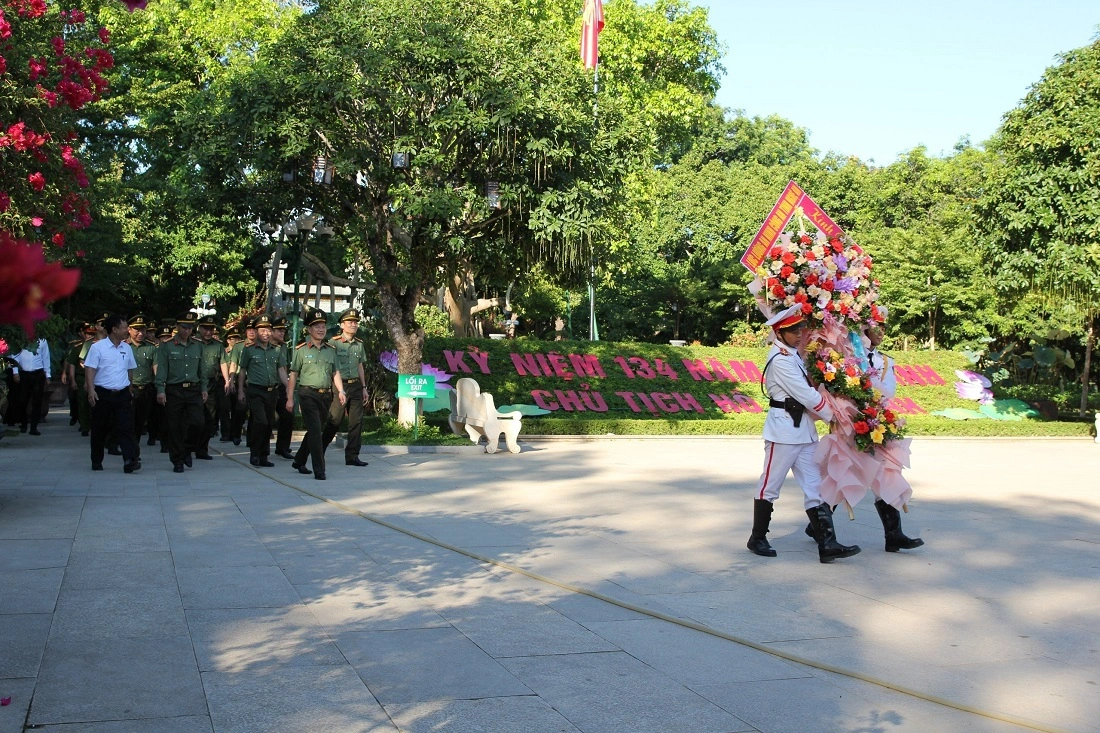 Đoàn đại biểu Công an tỉnh dâng hoa, dâng hương tưởng niệm Chủ tịch Hồ Chí Minh tại Khu di tích Quốc gia đặc biệt Kim Liên 