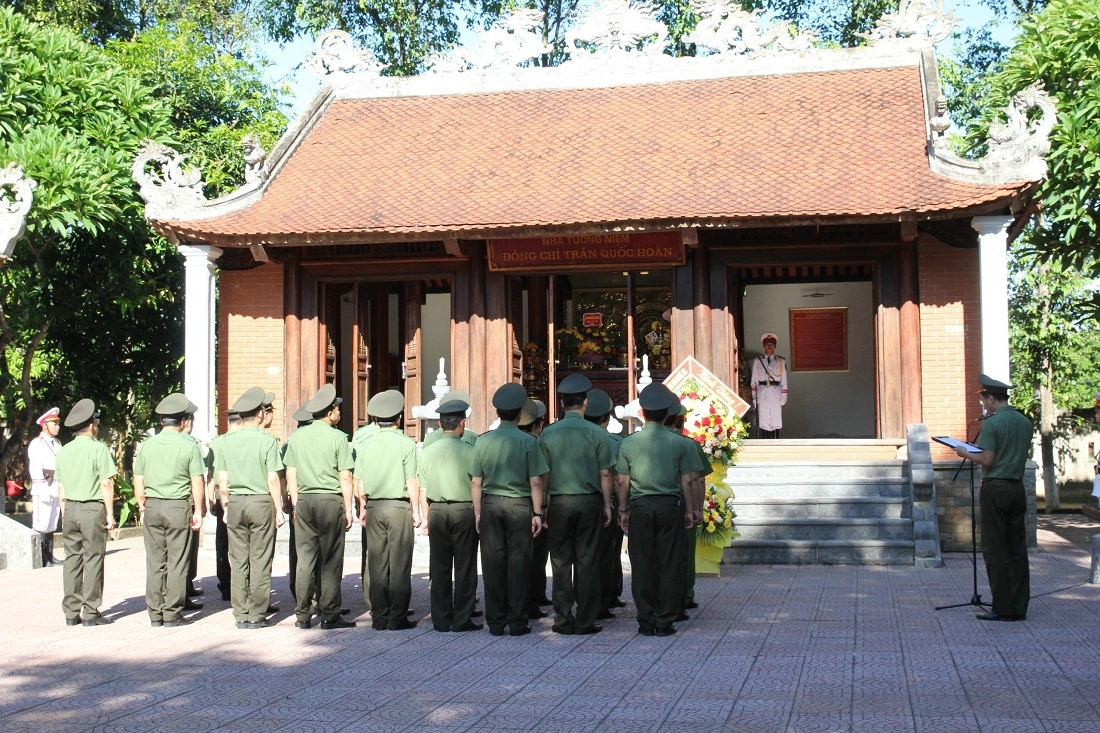 Trước anh linh đồng chí Trần Quốc Hoàn, lực lượng An ninh Công an tỉnh Nghệ An nguyện luôn học tập và làm theo tấm gương, tư tưởng, lý luận của đồng chí Trần Quốc Hoàn