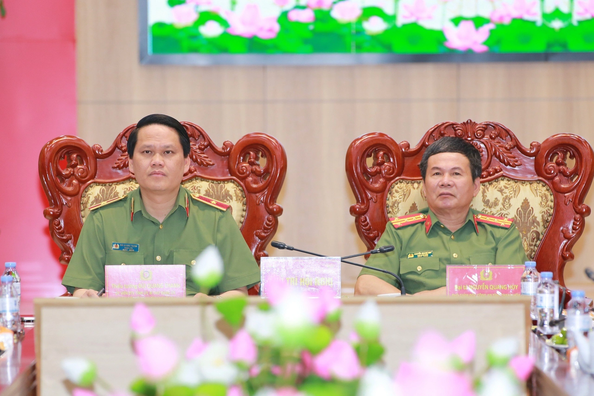 Đồng chí Thiếu tướng Bùi Quang Thanh, Giám đốc Công an tỉnh Nghệ An và đồng chí Đại tá Nguyễn Quang Huy, Phó Giám đốc Công an tỉnh Thanh Hóa đồng chủ trì hội nghị