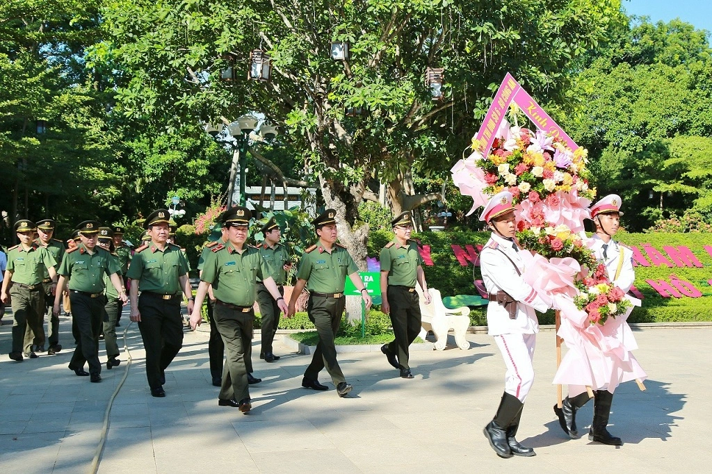 Đoàn đại biểu Cụm thi đua số 6 dâng hoa, dâng hương tại Khu di tích Quốc gia đặc biệt Kim Liên