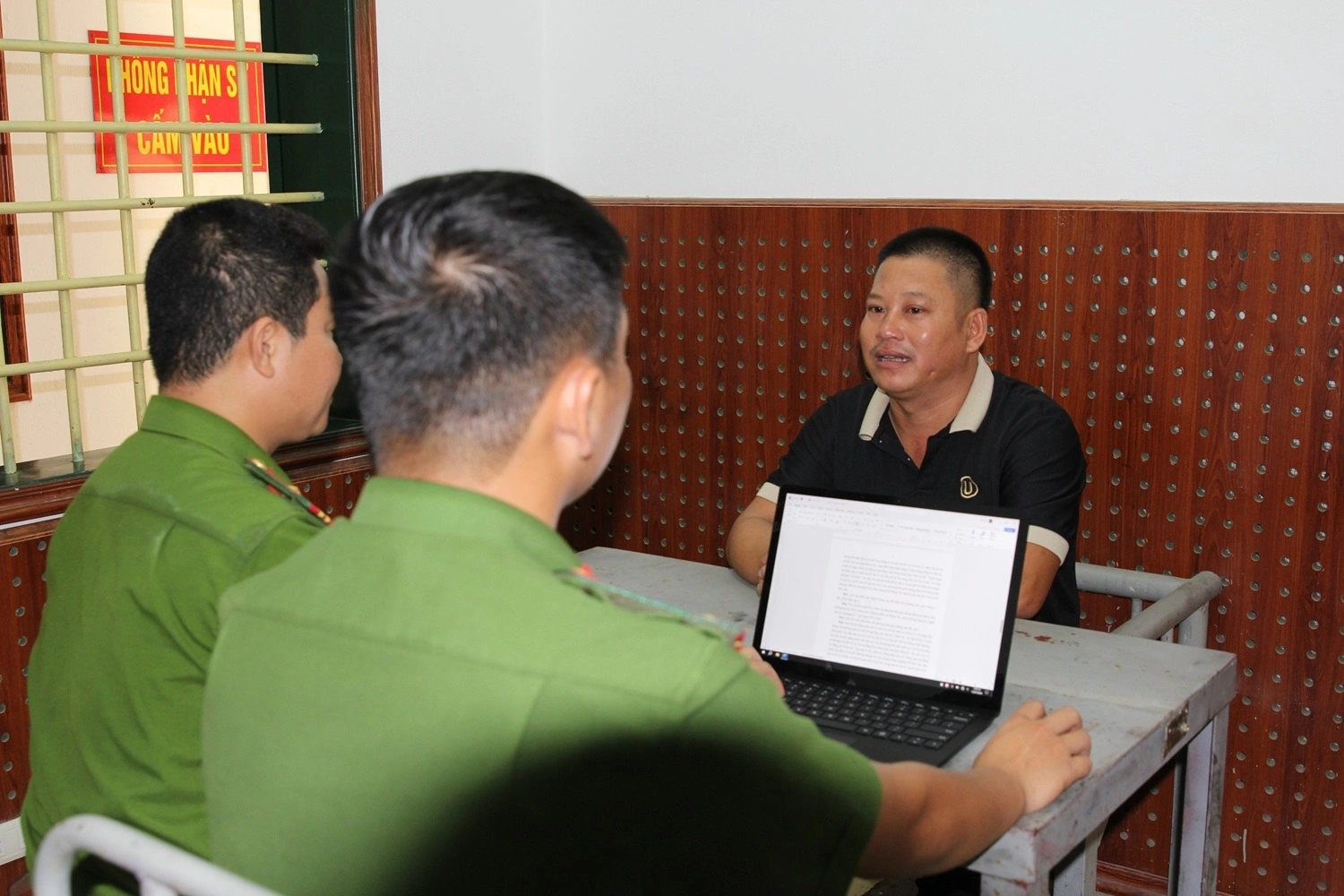 Công an huyện Hưng Nguyên lấy lời khai đối tượng Trần Minh Phú