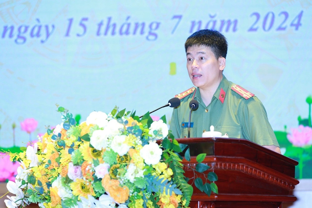 Đồng chí Đại tá Trần Hồng Quang, Phó Giám đốc Công an tỉnh phát biểu tại Lễ khai giảng