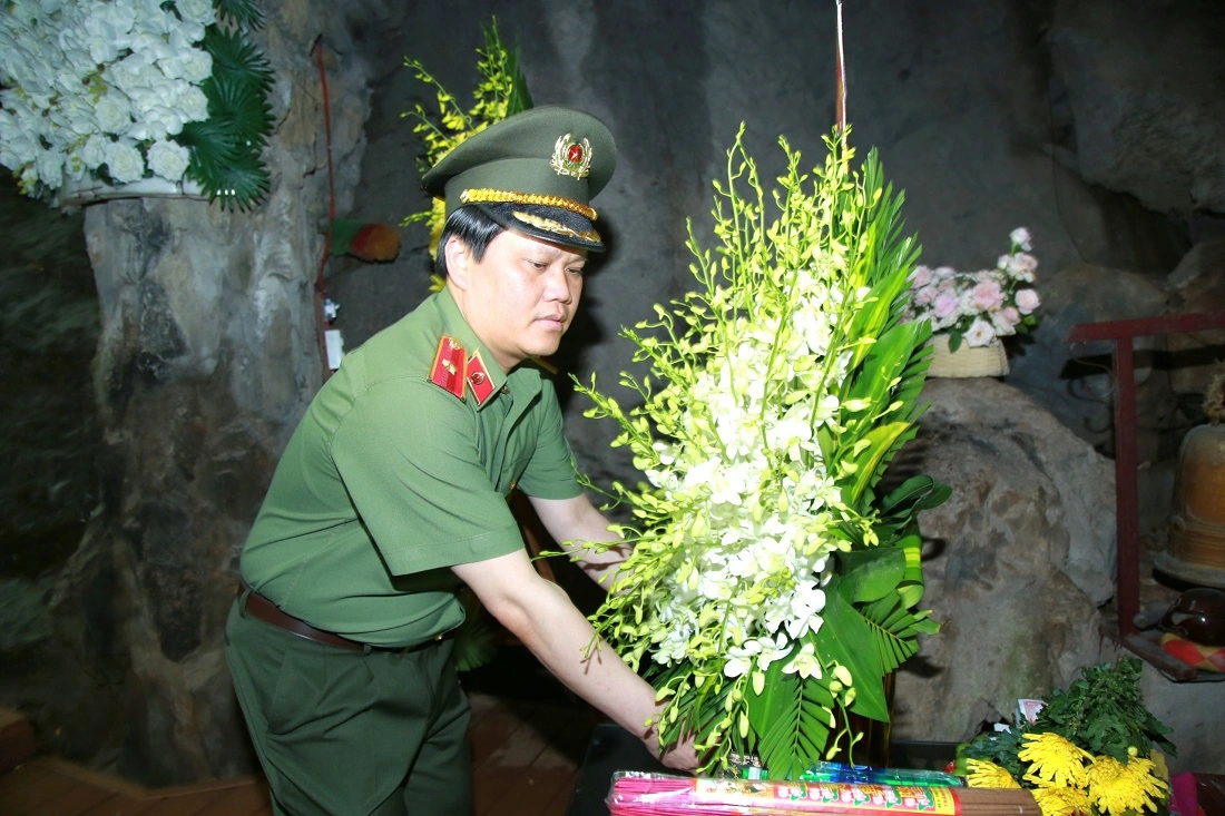 Đồng chí Thiếu tướng Bùi Quang Thanh, Ủy viên Ban Thường vụ Tỉnh ủy, Giám đốc Công an tỉnh dâng hoa, dâng quả tưởng niệm các Anh hùng liệt sĩ tại Khu di tích Hang Tám Cô Thanh niên xung phong
