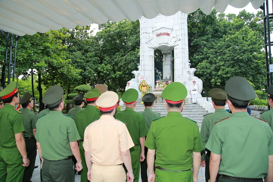 Đoàn đại biểu dâng hoa, dâng hương tưởng niệm các Anh hùng Liệt sĩ tại Nghĩa trang liệt sĩ Quốc gia Trường Sơn