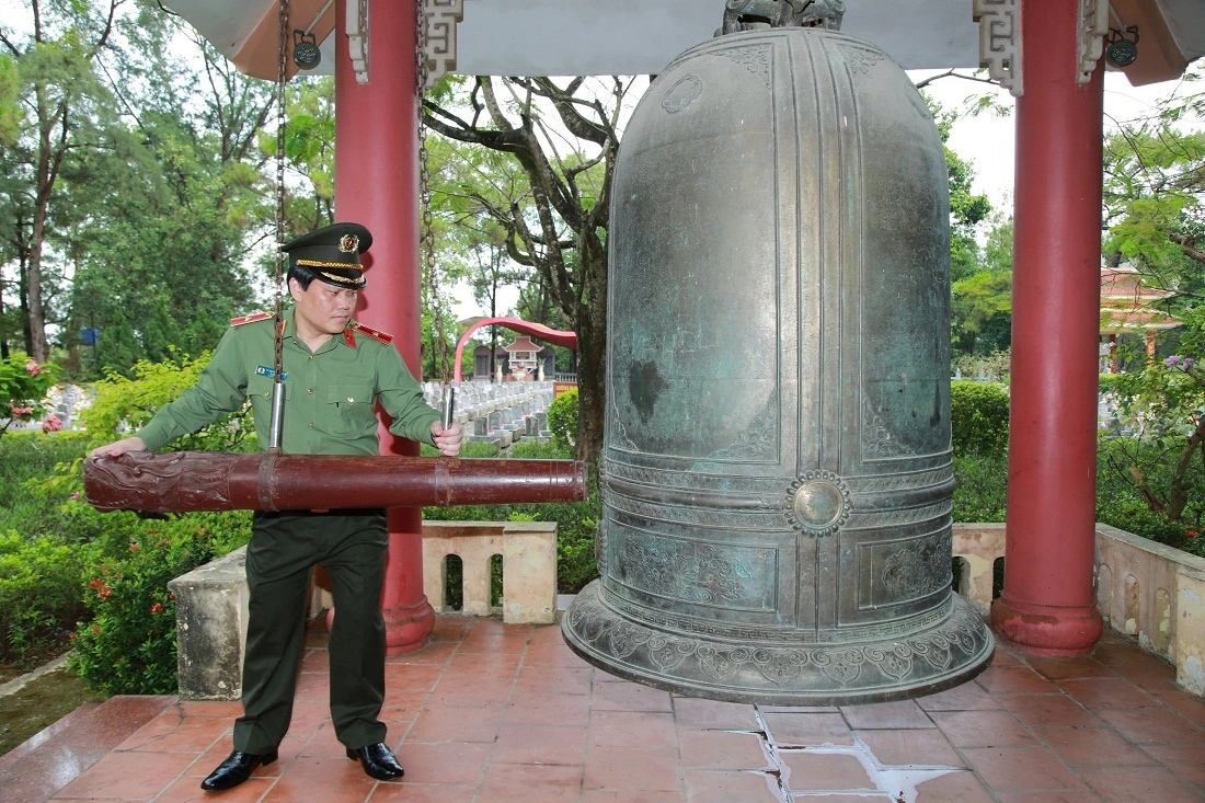 Đồng chí Thiếu tướng Bùi Quang Thanh, Ủy viên Ban Thường vụ Tỉnh ủy, Giám đốc Công an tỉnh thỉnh chuông cầu nguyện cho các Anh hùng liệt sỹ tại Nghĩa trang Liệt sỹ Quốc gia Trường Sơn