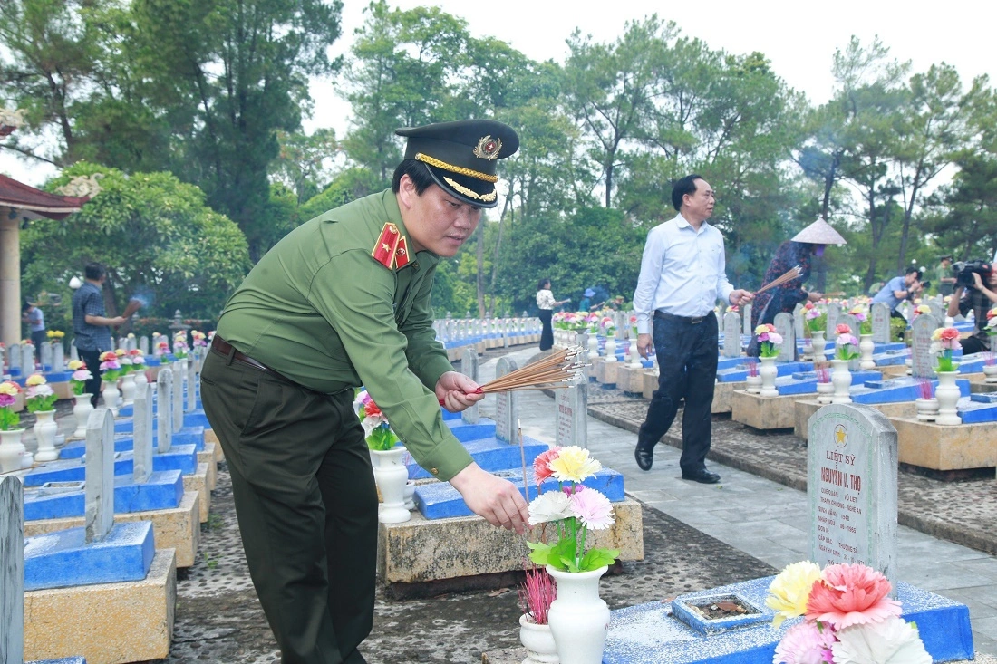   Đồng chí Thiếu tướng Bùi Quang Thanh, Ủy viên Ban Thường vụ Tỉnh ủy, Giám đốc Công an tỉnh thắp nén hương thơm tại phần mộ các Anh hùng liệt sĩ Nghĩa trang liệt sĩ Quốc gia Trường Sơn
