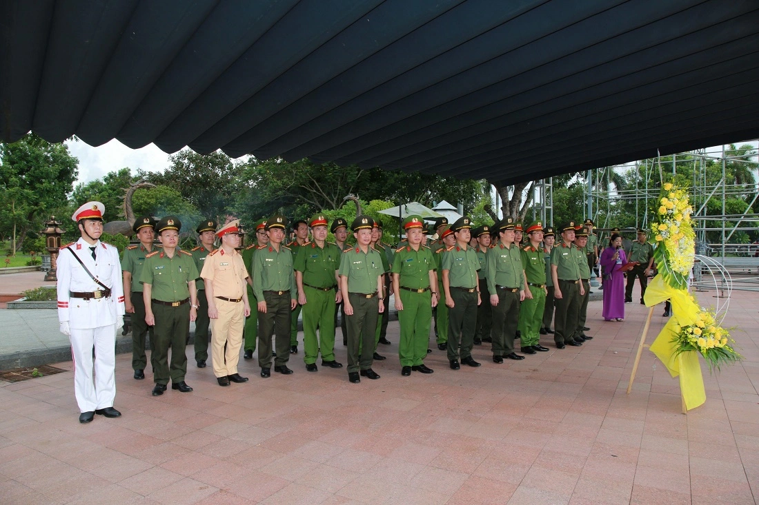 Đoàn đại biểu dâng hoa, dâng hương tưởng niệm Bác Hồ tại Nhà hành lễ - Bến thả hoa bờ sông Thạch Hãn