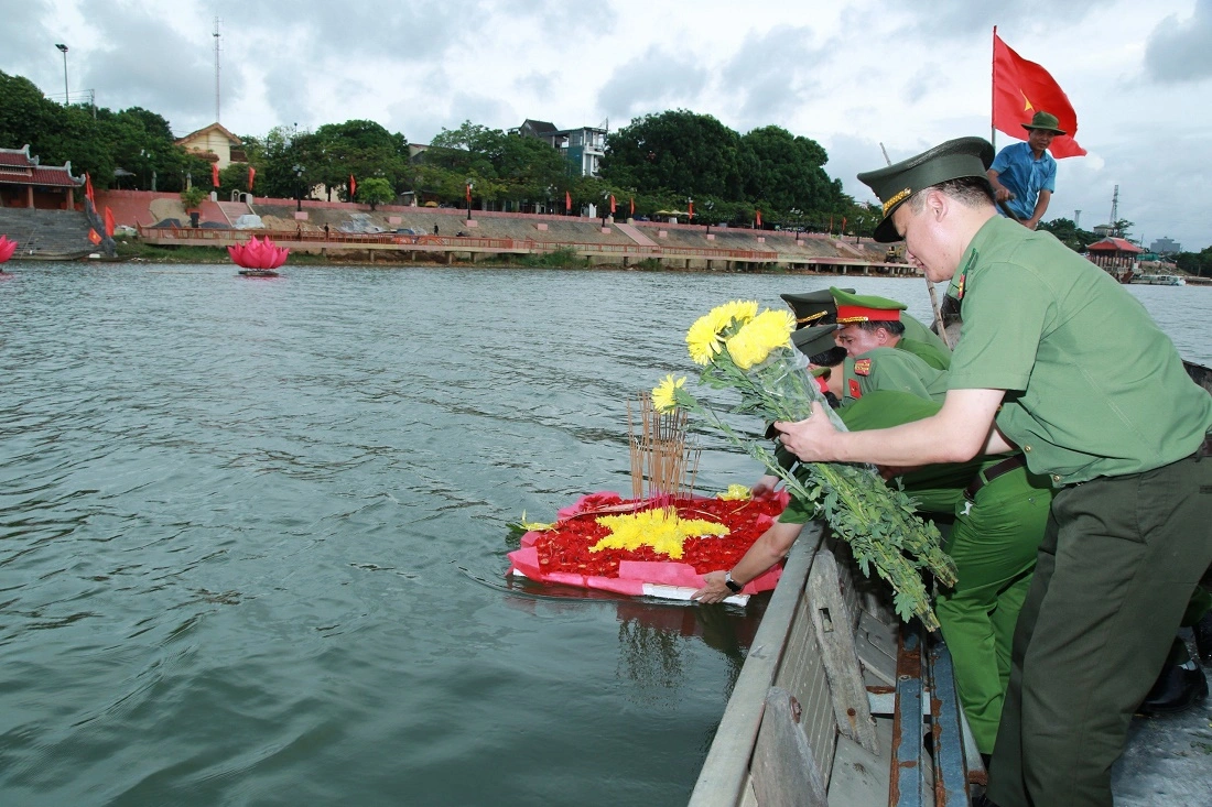 Đồng chí Thiếu tướng Bùi Quang Thanh, Ủy viên Ban Thường vụ Tỉnh ủy, Giám đốc Công an tỉnh và Đoàn đại biểu dâng hương, dâng hoa và thả hoa đăng tưởng nhớ các Anh hùng liệt sĩ bên bờ sông Thạch Hãn