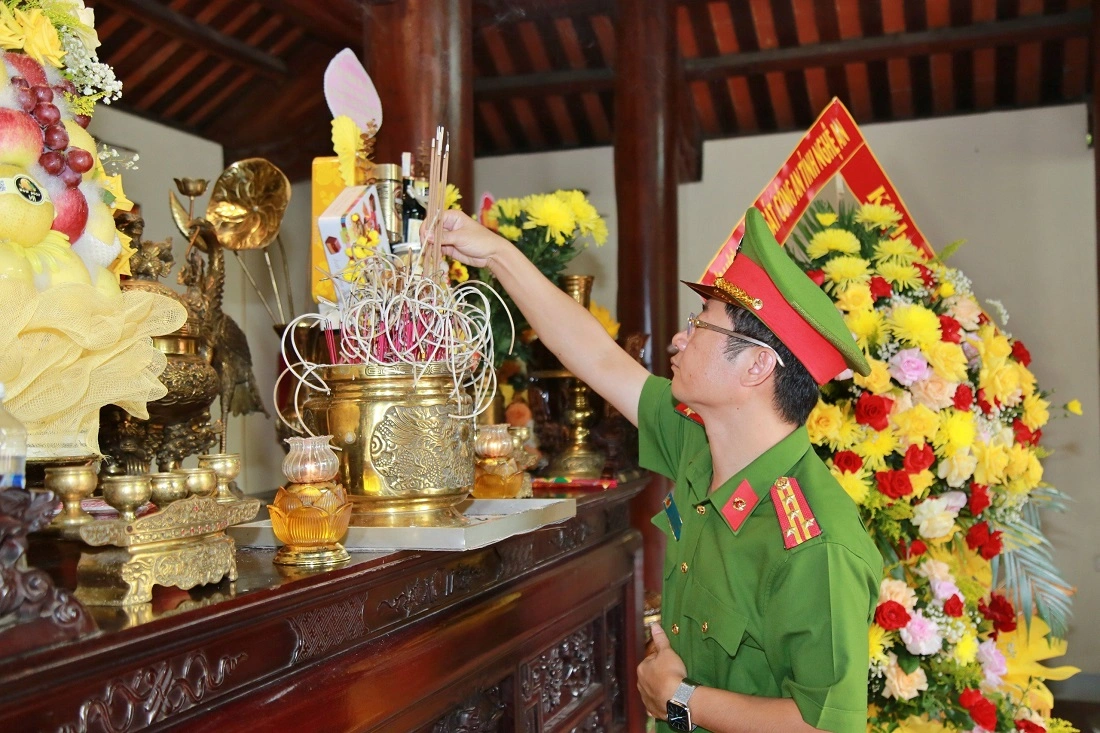 Đồng chí Đại tá Trần Ngọc Tuấn dâng hương lên anh linh Bộ trưởng Bộ Công an Trần Quốc Hoàn
