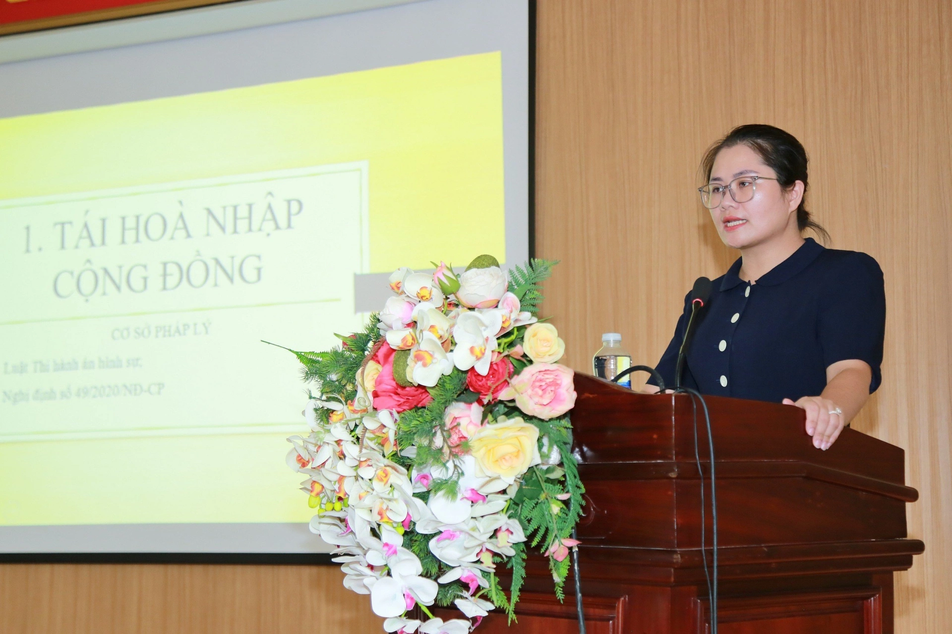 Cán bộ tư vấn trả lời cặn kẽ, cụ thể những vấn đề mà phạm nhân muốn tìm hiểu